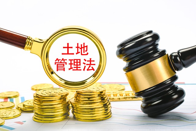 本村集体成员宅基地能自由流转吗,一户一宅不是本村户口可以确权吗