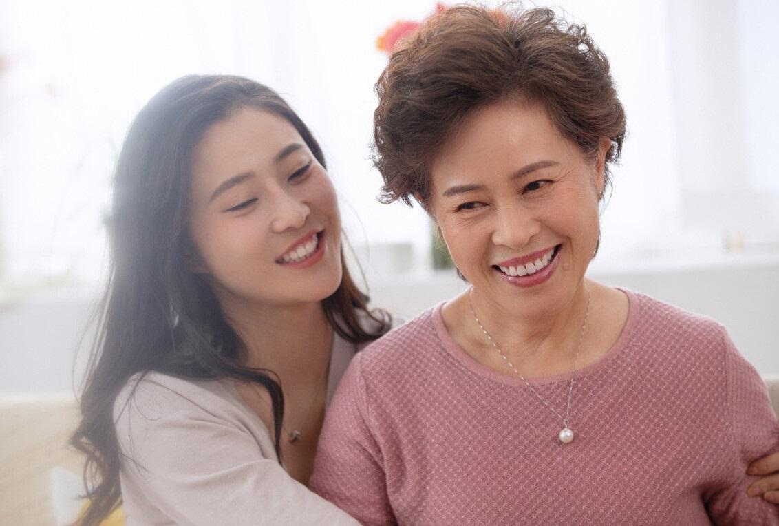 给丈母娘洗脚修脚,送丈母娘保健品推荐