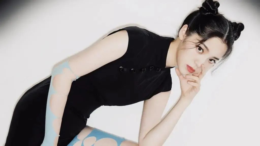 刘嘉玲关晓彤同框,穿旗袍大秀窈窕好身材