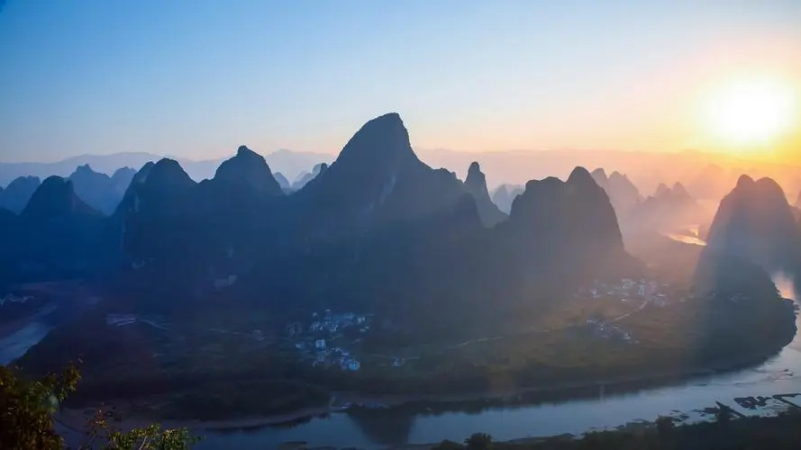 一女生去印度旅游,一女子去印度旅游