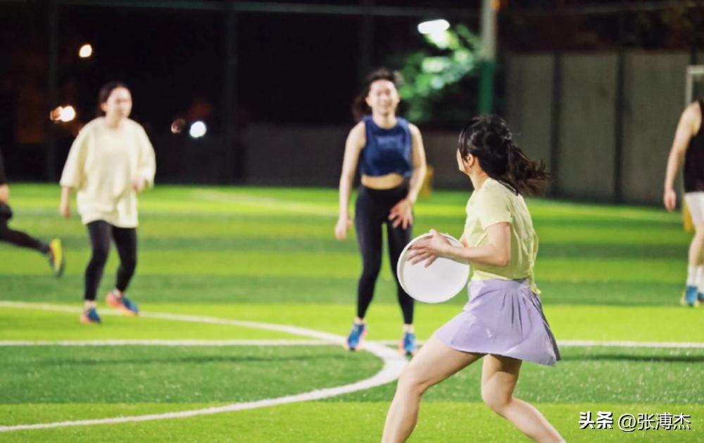 瑜伽裤蜜桃臀，各种搔首弄姿，曾火遍一时的飞盘媛，为何不见了