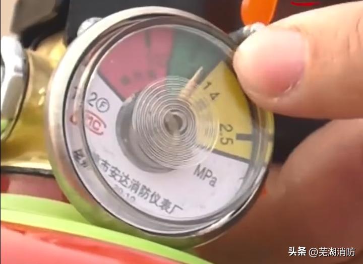 求求了!别再用“嘴”灭火了!这个小红瓶四处可见,拿着用啊!