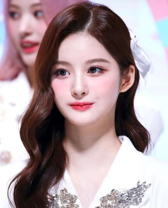 JYP新团出道即受关注，成员雪允因颜值出圈，却被指不尊重粉丝？