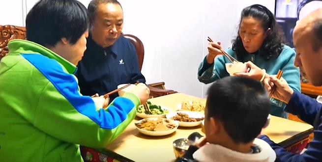 回乡养猪带领村民致富,大姐带村民发家致富