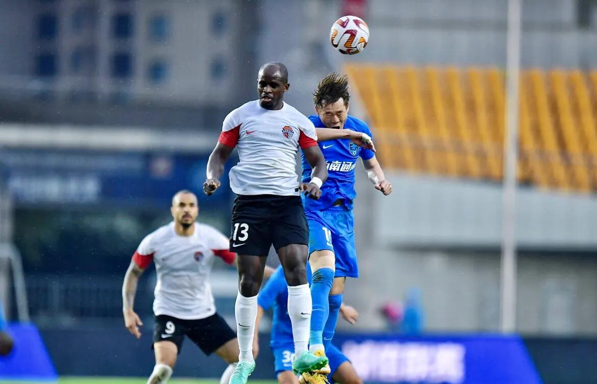 青岛海牛不敌上海申花,申花海牛最后时刻申花球迷呐喊