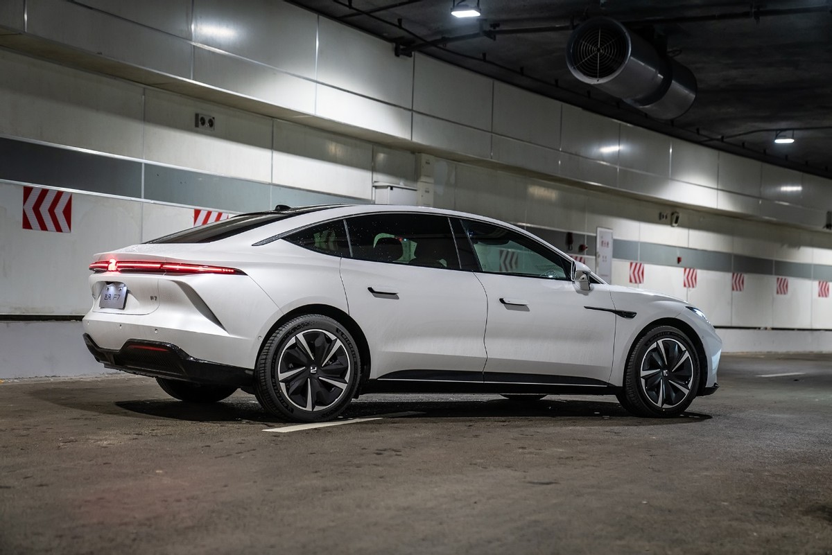 “巴赫”是怎么挤爆车企服务器的？