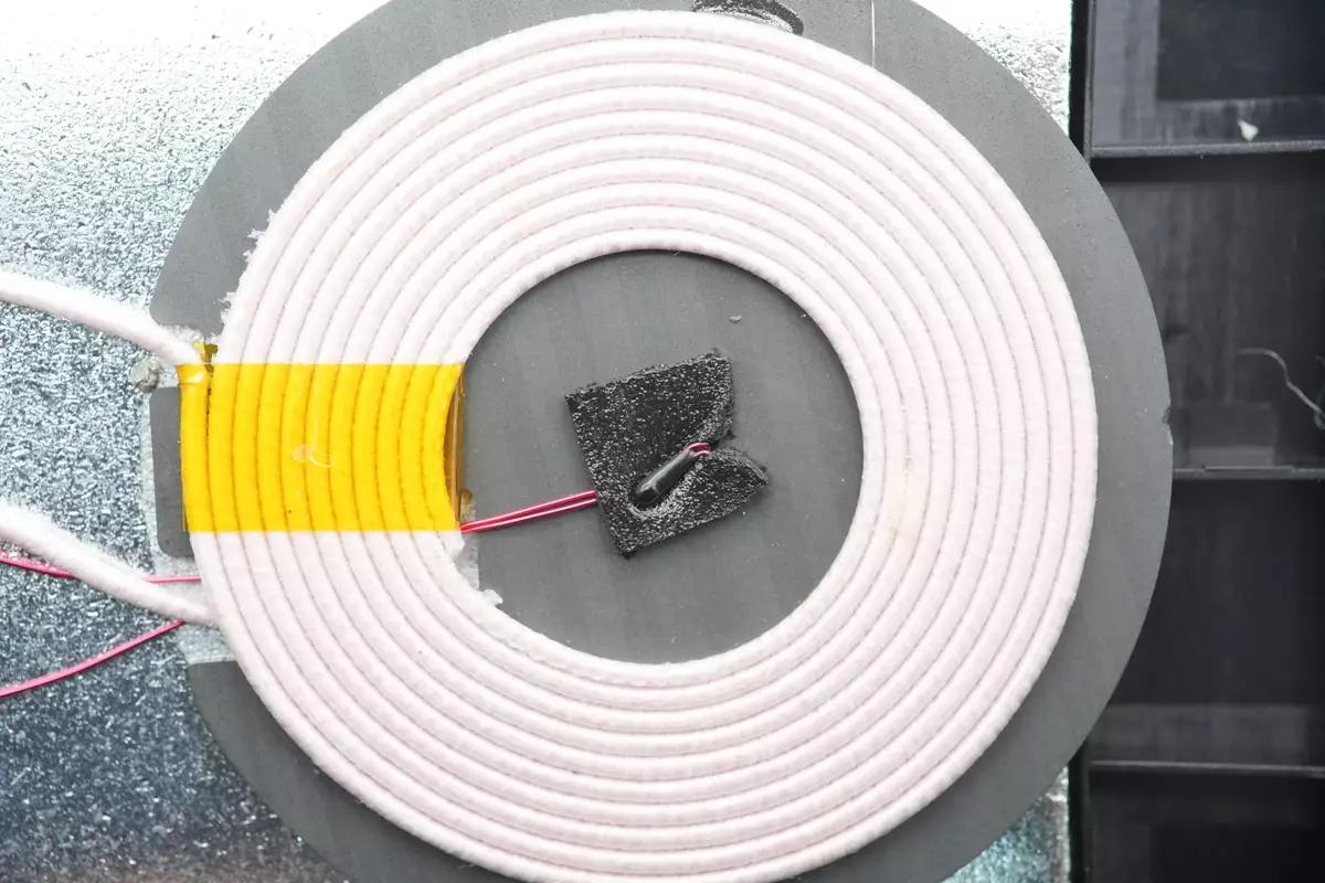 mophie双口充电器拆解,mophie车载充电器拆解