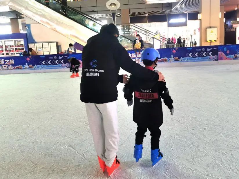 周末来首创奥莱冰冻星球，开启你的冰上冒险之旅