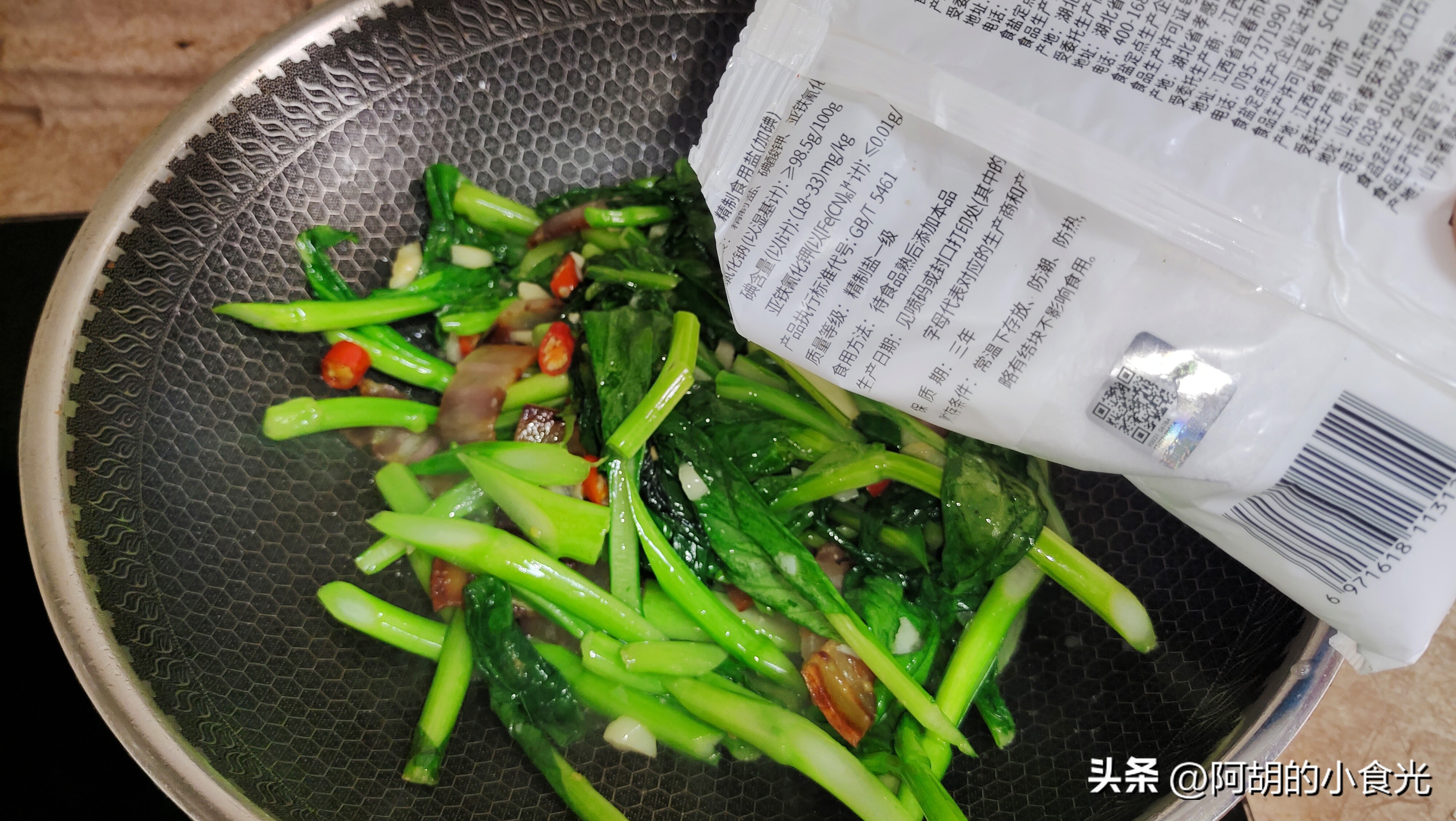 腊肉炒菜心：春天这菜“金不换”！脆嫩清甜营养丰富，谁吃谁说好