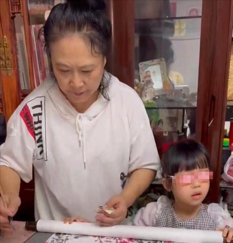 米粒被老师曝光正脸，遭网友谩骂长太丑，老师见状二度晒照很得意