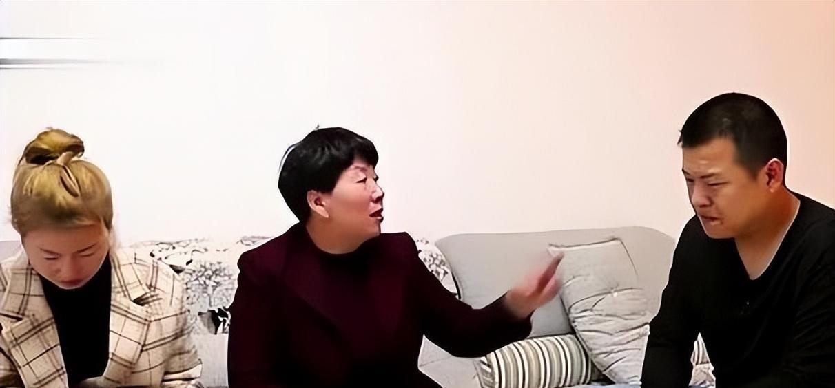 儿媳眨眼逼我说退休金只有3000，亲家跟我不一样