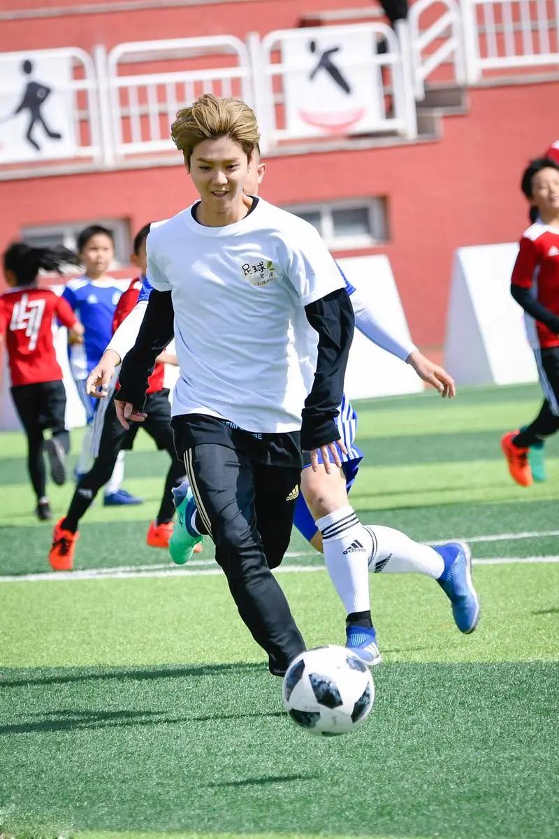 鹿晗关晓彤看足球,鹿晗解说欧洲杯关晓彤