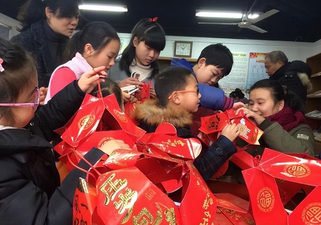 小孩收到压岁钱如何幽默的回应,人家三个孩子压岁钱该怎么给