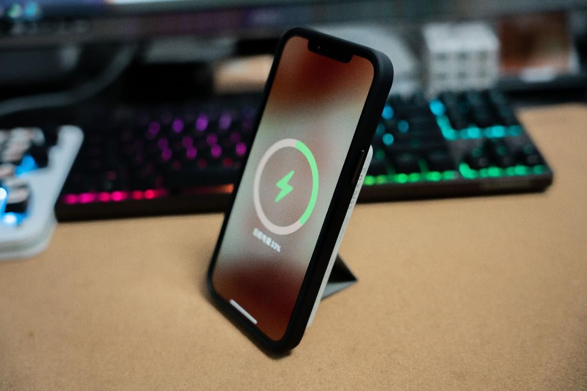 65w磁吸充电宝带支架,一款简约的磁吸充电宝还可当支架