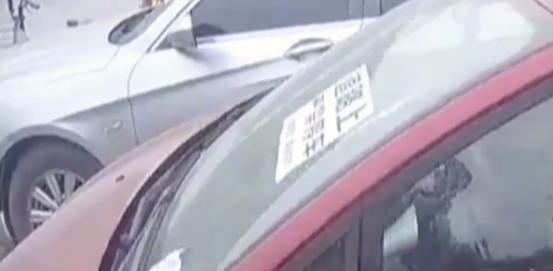 女子占道停车10多天车被铲车铲走,女子占小吃摊位停车20天