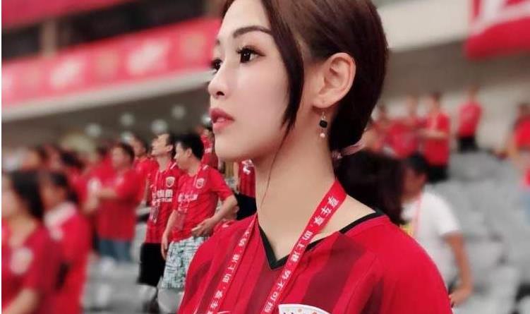 上港2017足协杯亚军领奖,徐新拿冠军