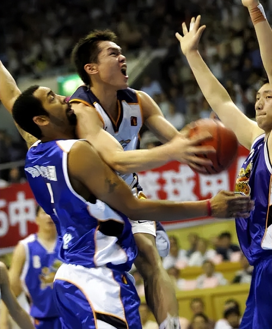朱芳雨给老万颁发总冠军戒指,cba朱芳雨总决赛
