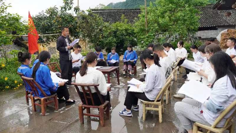 湘西：少数民族青年结合传统非遗文化热议习*平近**总书记在庆祝中国共产主义青年团成立100周年大会上重要讲话