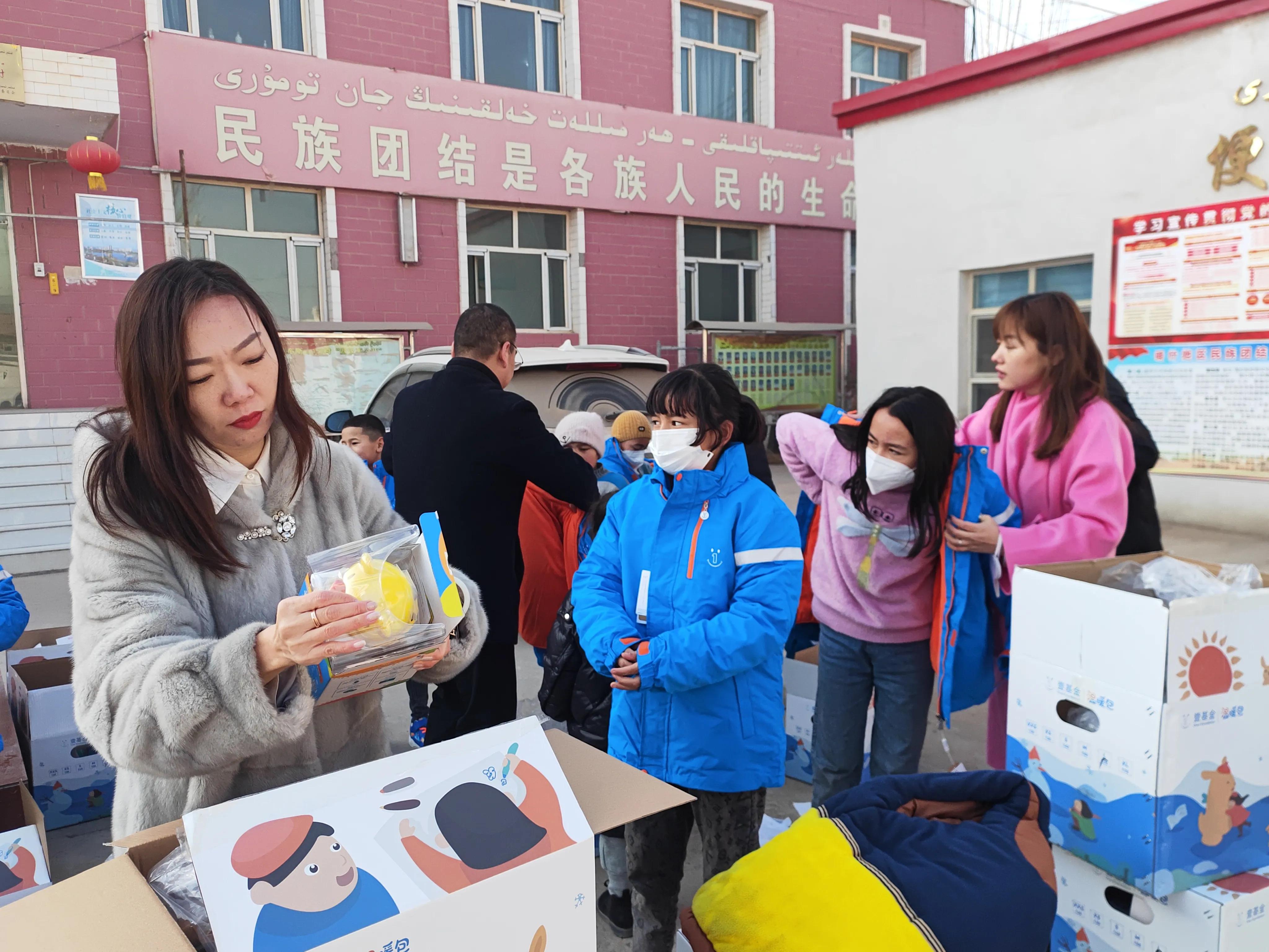 暖心I*疆新**喀什市80名儿童收到爱心企业新年礼物“温暖包”