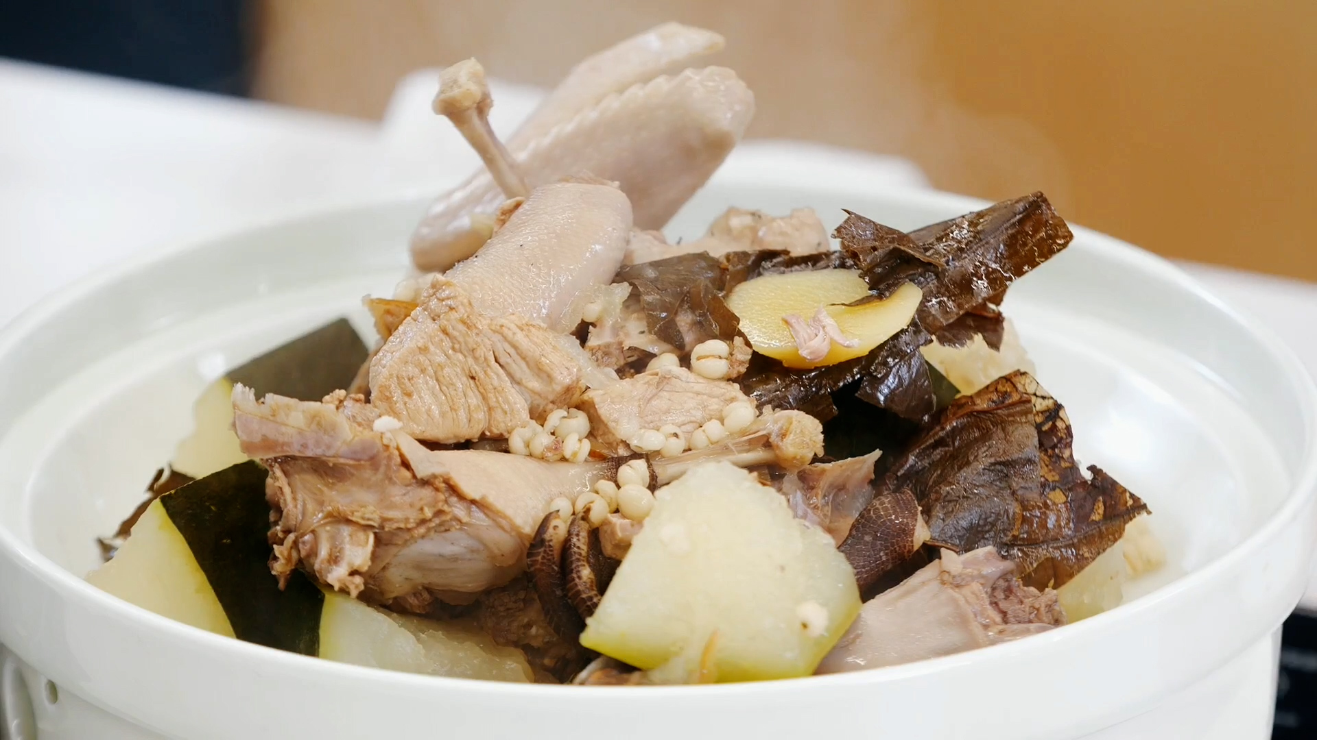 冬瓜煲老鸭汤广东老火靓汤,冬瓜荷叶薏米老鸭汤