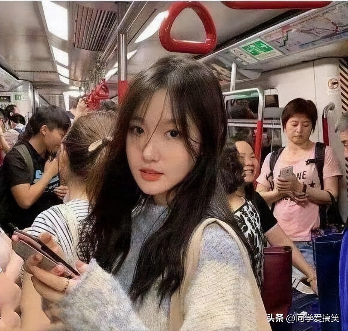 “是小蛇出了轨，还是青蛙劈了腿？”这是现实版的美杜莎？哈哈