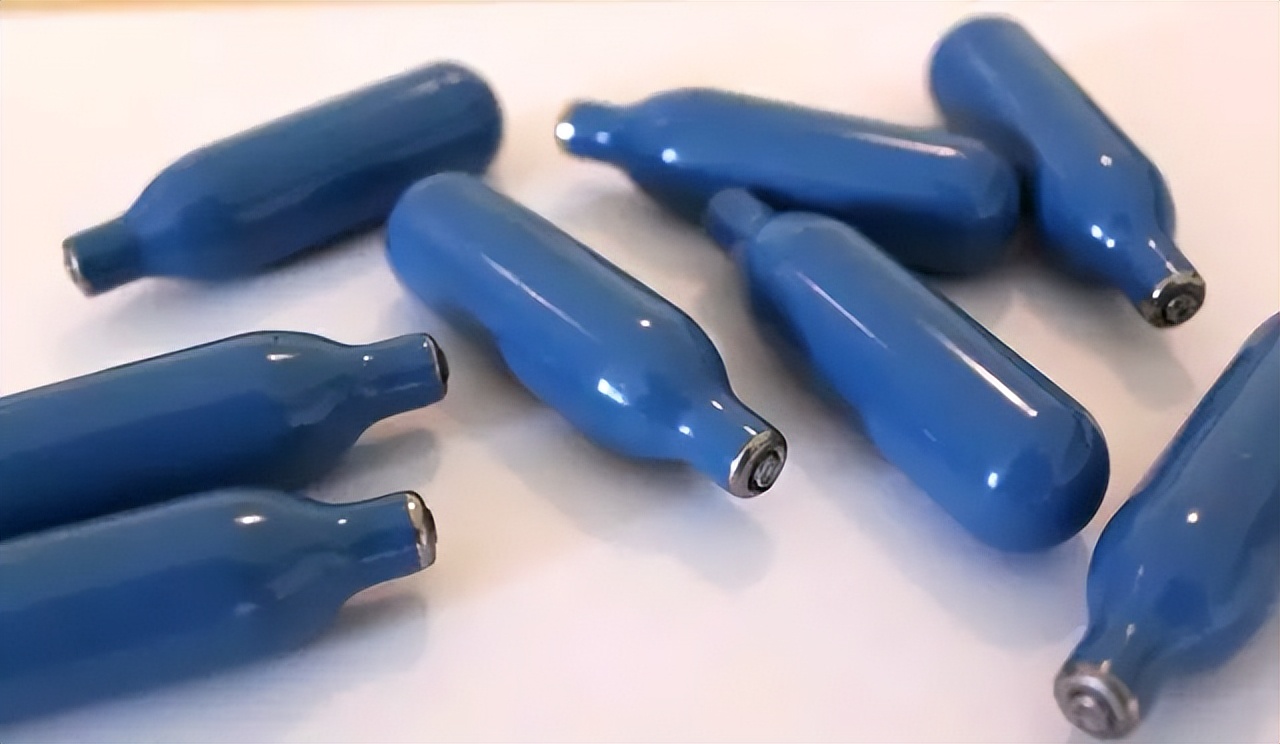 吸食笑气一时爽，半身瘫痪管不了？！”