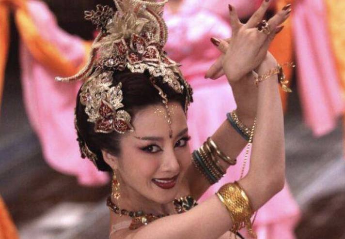 鸡毛穿一身、通天大脑门…国产神话剧的惊人造型，他们全都承包了