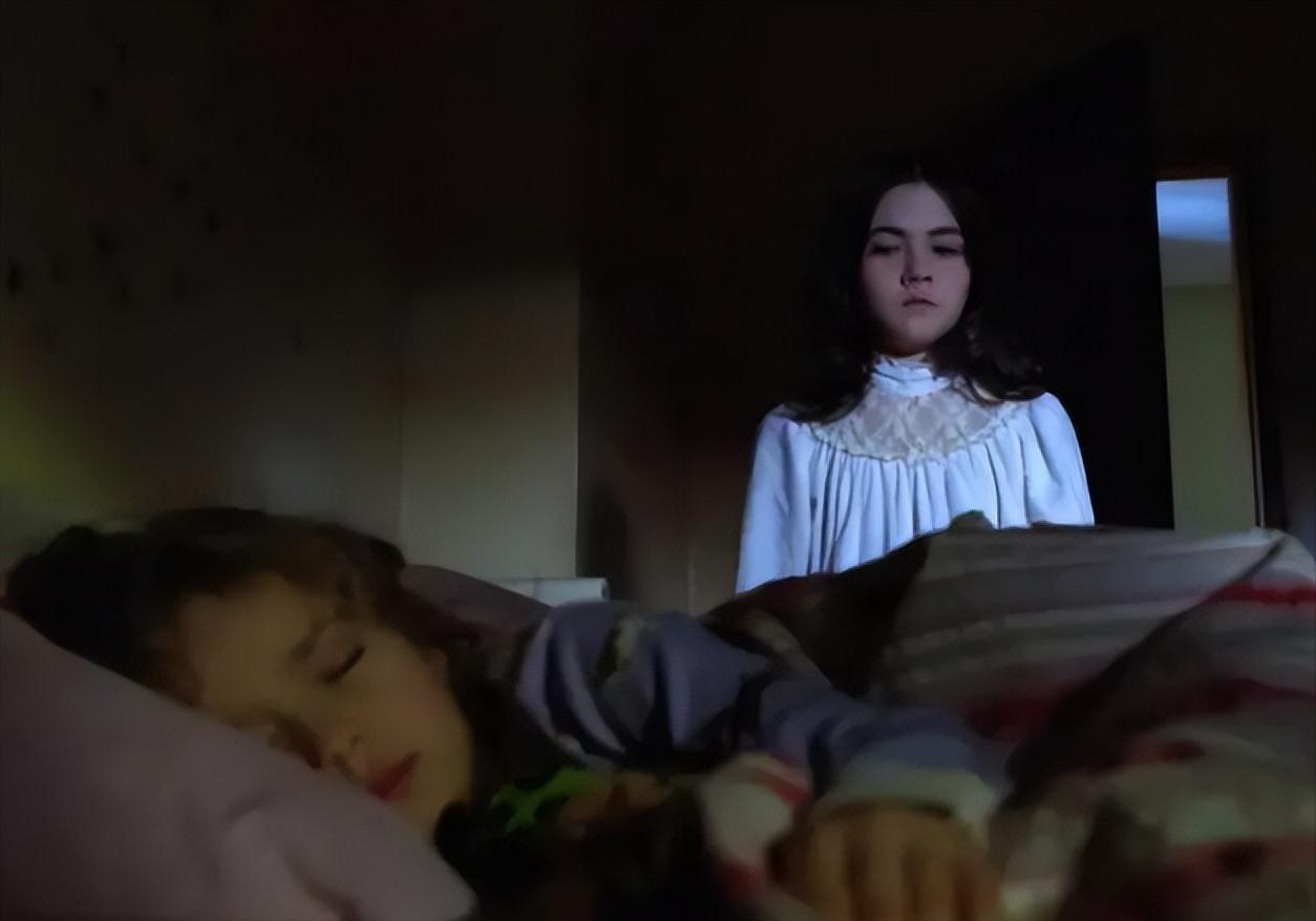 10年，美国夫妇领养6岁女孩后，家中怪事频发，意外发现养女22岁