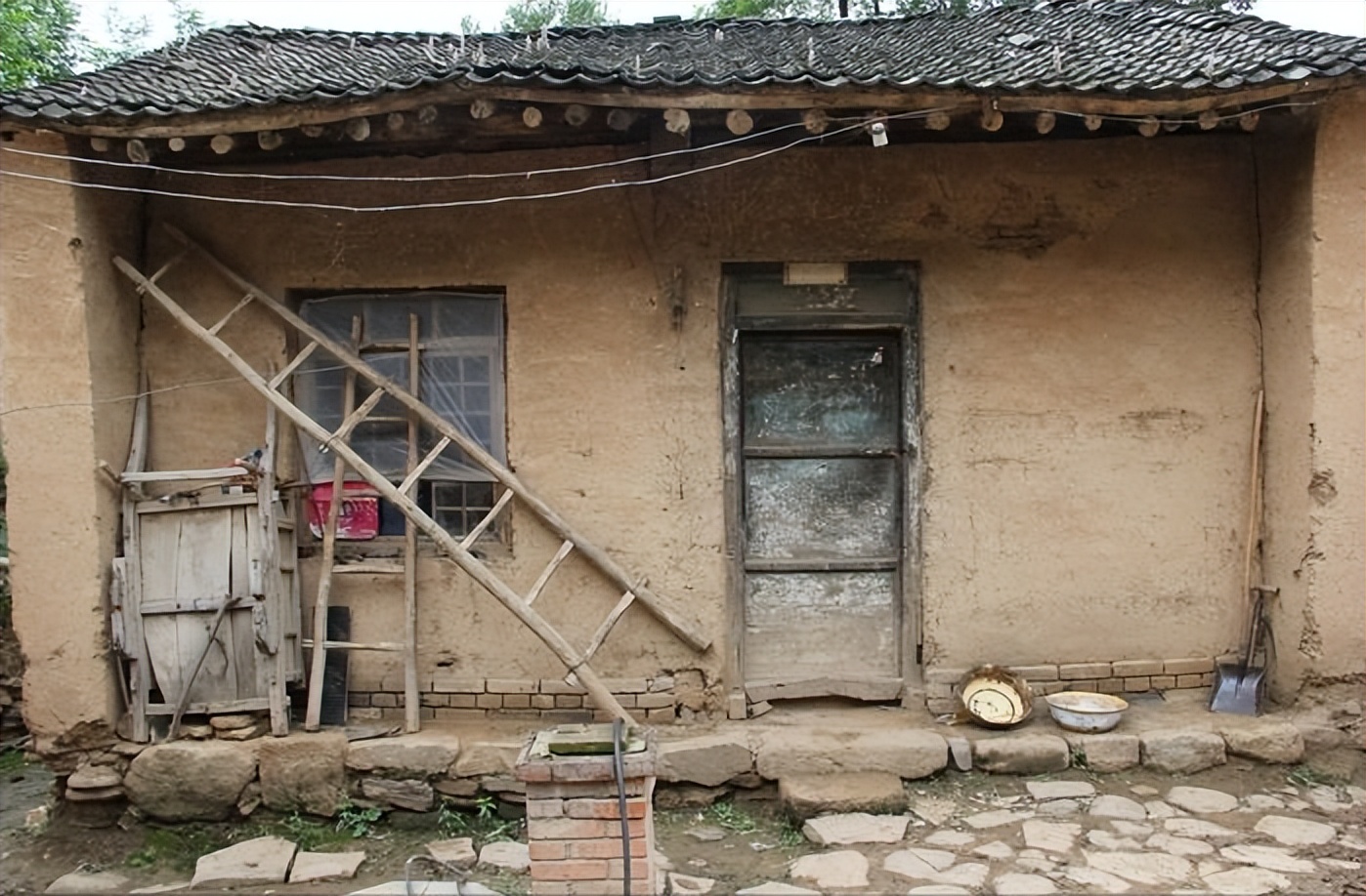 一老人在粮库放老鼠夹时捡到个金牌，儿媳妇:别声张，拿去打耳环