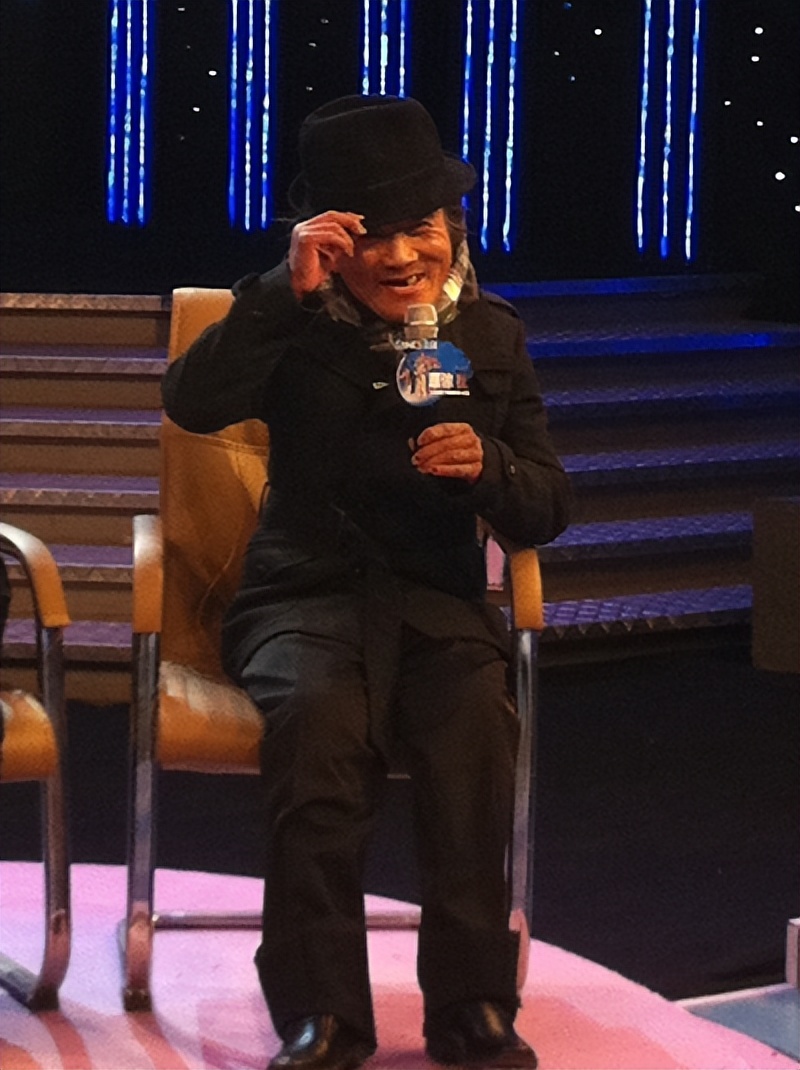 66岁“异装癖”男人：捡垃圾20年还清18万，自称不想讨好这个世界