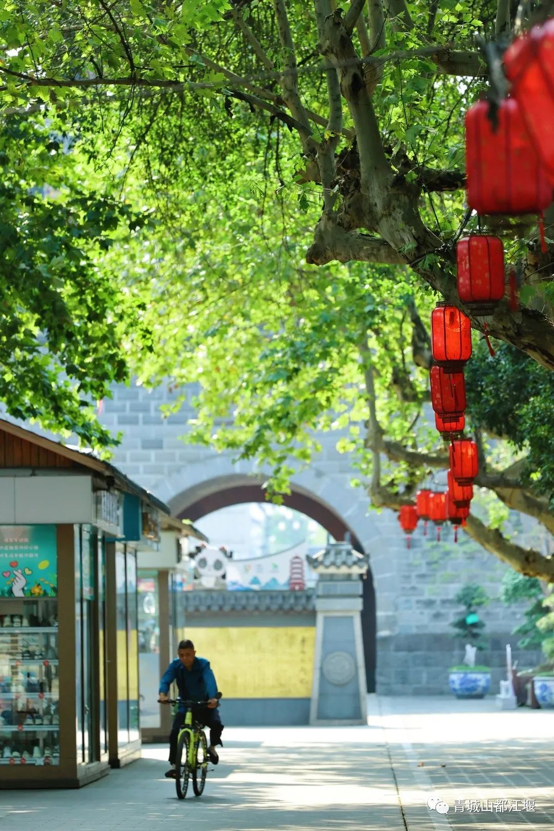 好玩的地方都江堰,来到都江堰晚上好耍的地方