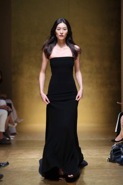 刘雯穿大翅膀走秀视频,刘雯贺聪维密