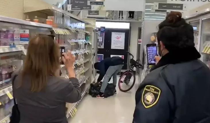 美国“零元购”盛行，政府和警察放弃干预，美国或开始走向衰落