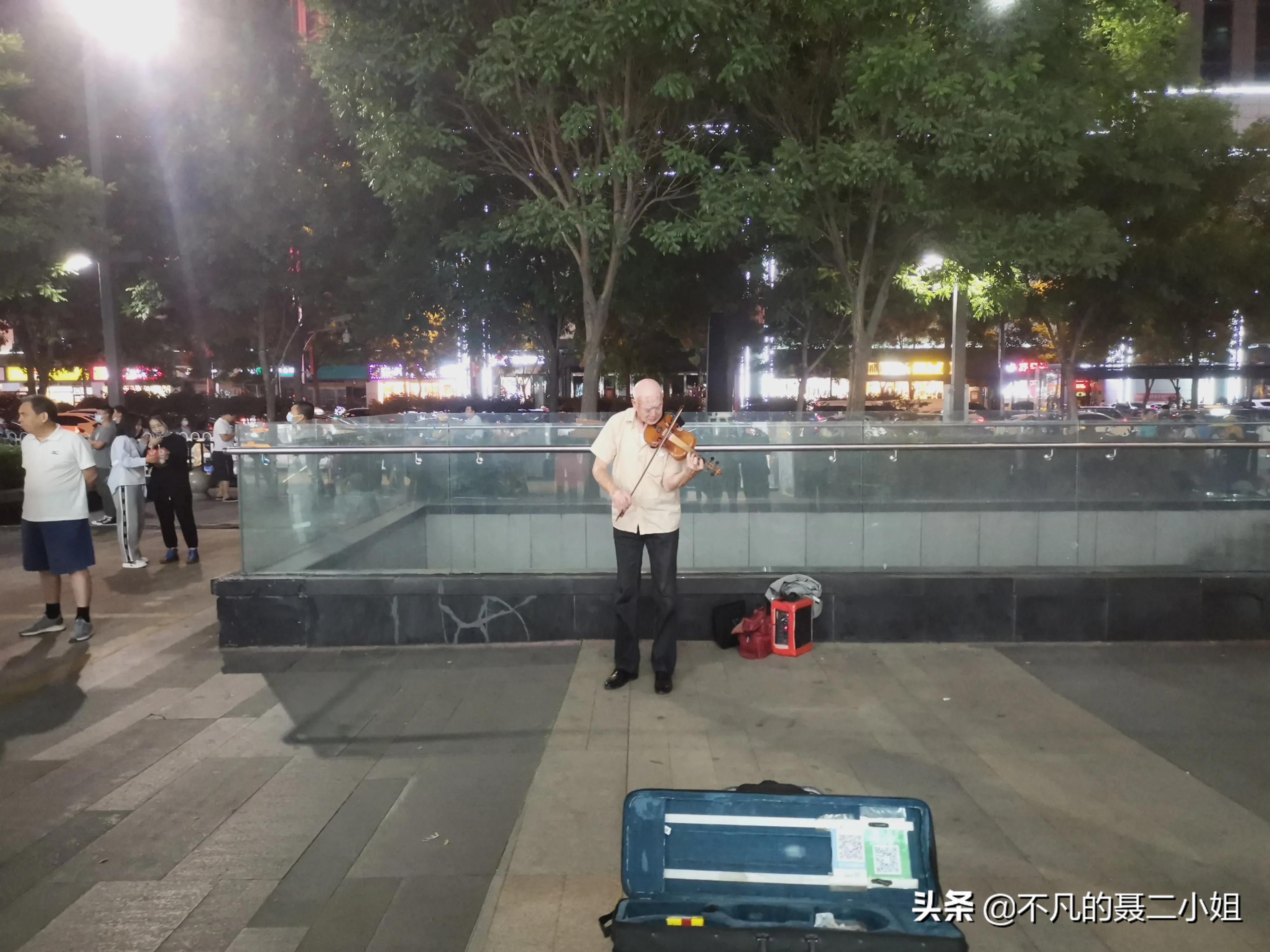 太原茂业夜景横屏,太原茂业人山人海