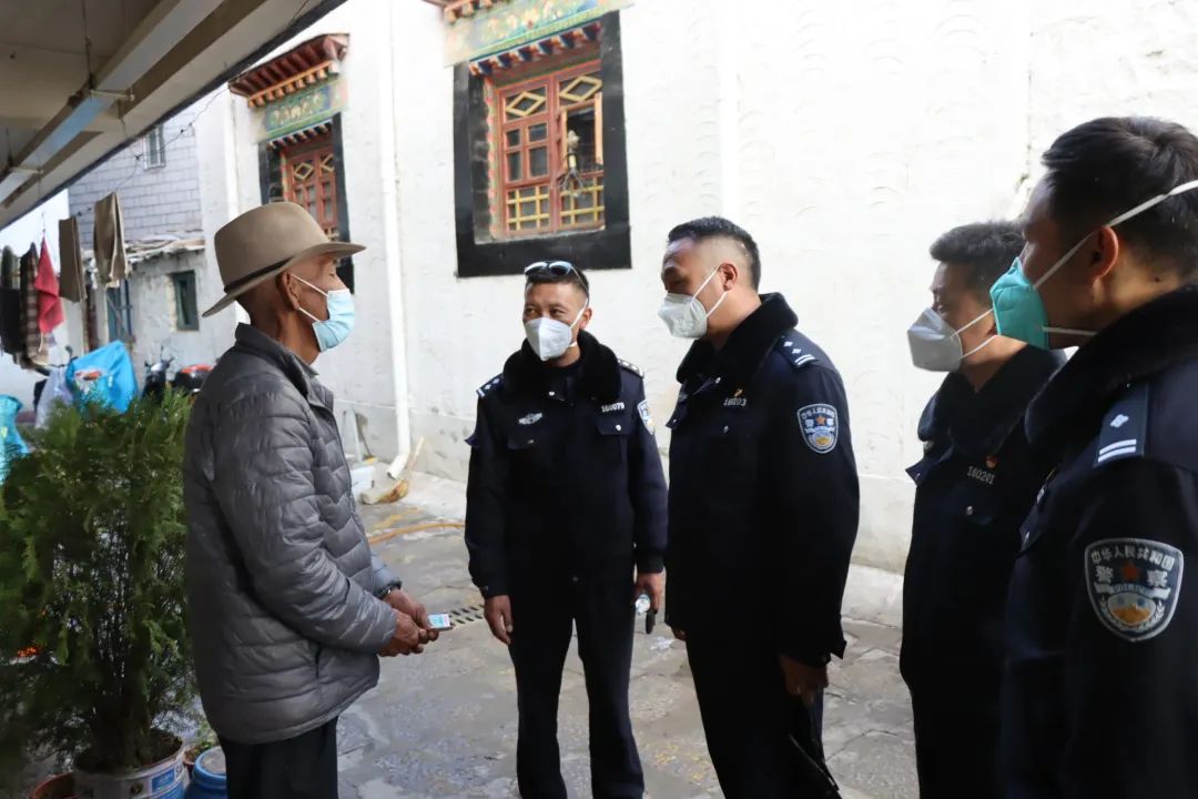 小昭寺派出所坚持和发扬新时代“枫桥经验”“东莱精神”学思践用*党**的二十大精神走访慰问辖区困难群众