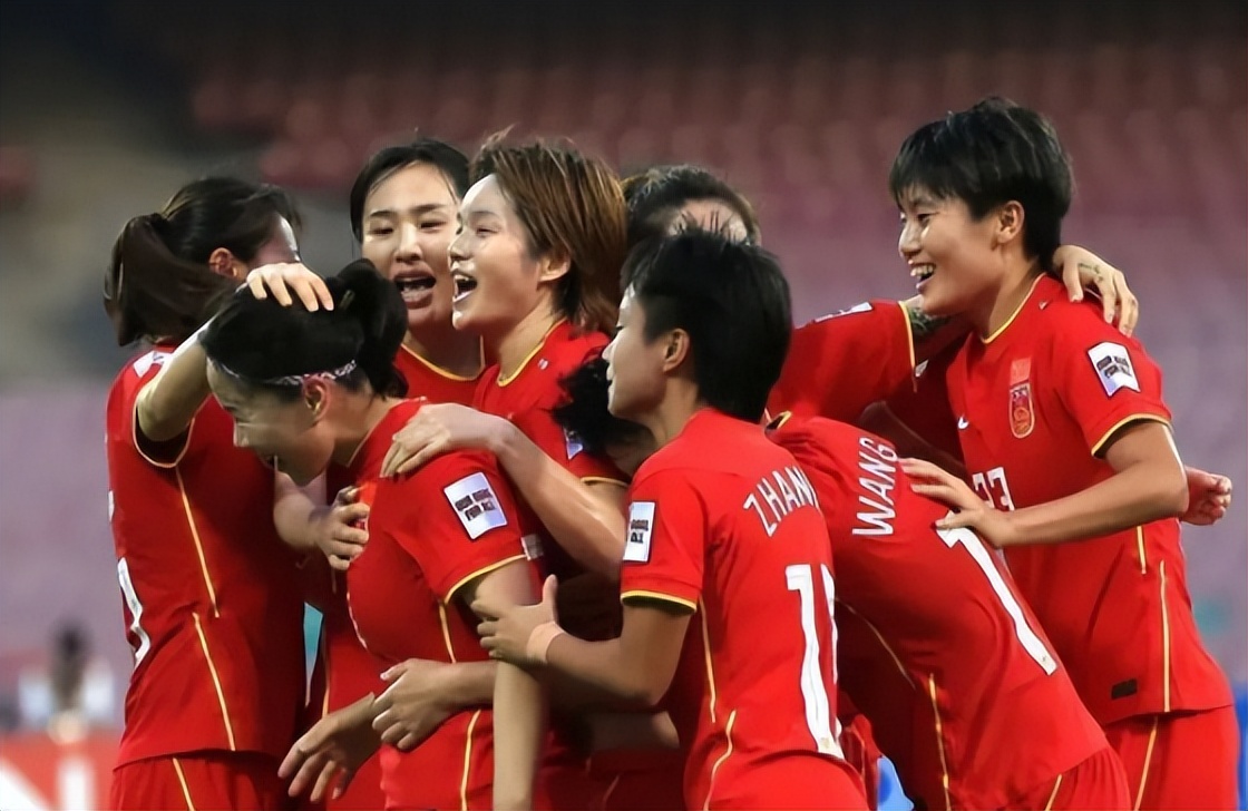 逗妹吐槽：莱万原来是想拿欧联冠军？这在拜仁确实做不到