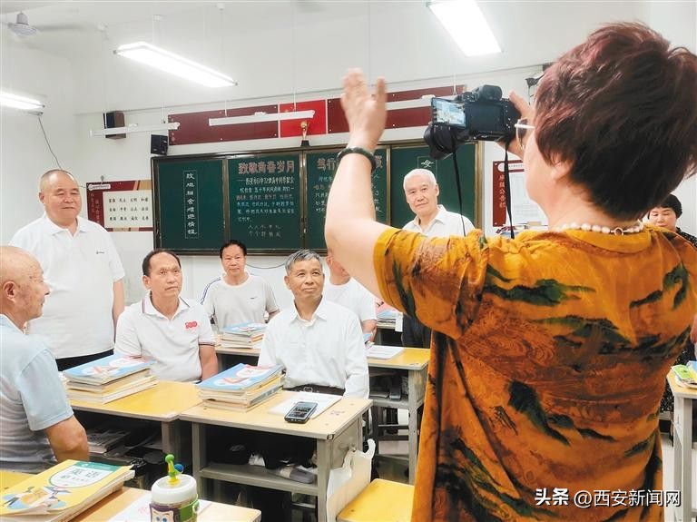 为老人拍照定格幸福,关爱夕阳老人摄影照