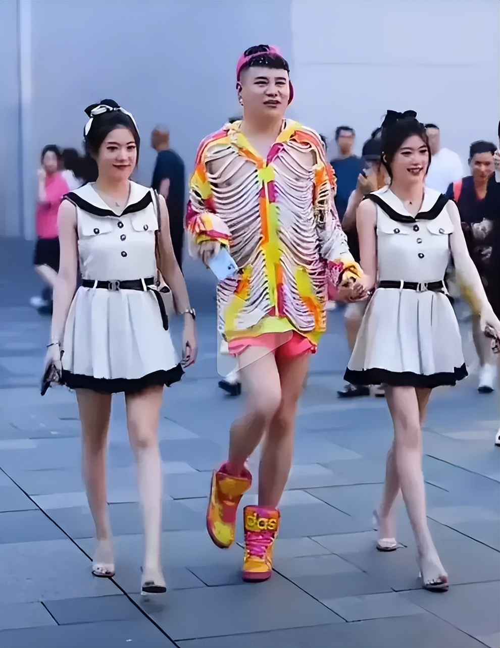 震惊！！！满大街“露奶装”、“开裆裤”，演绎现实版的罗刹海市