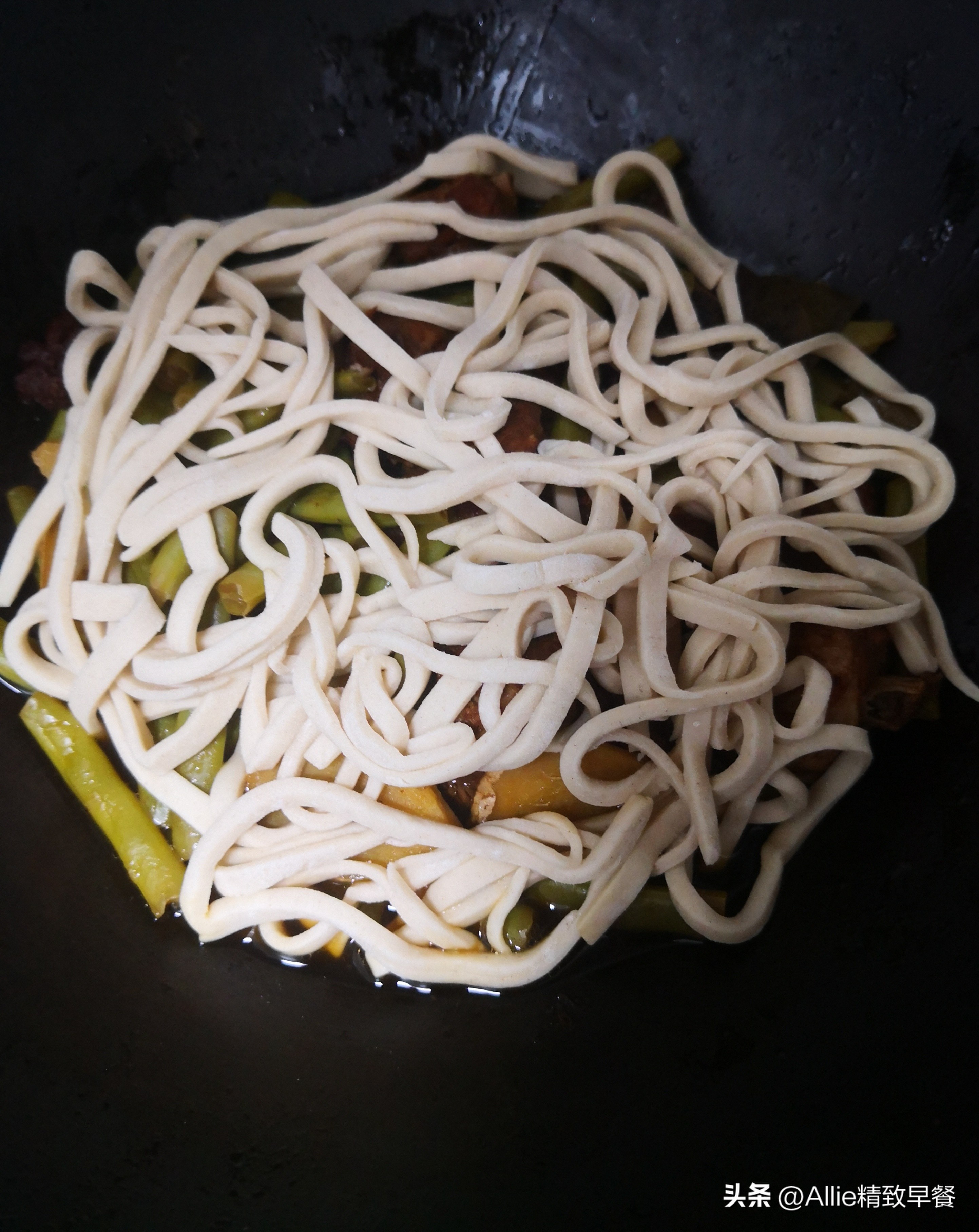 砂锅焖面老是粘锅怎么回事,豆角土豆西红柿焖面不会粘锅