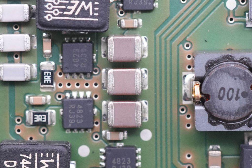 宝马5系无线充电拆解,宝马5系充电器怎么拆