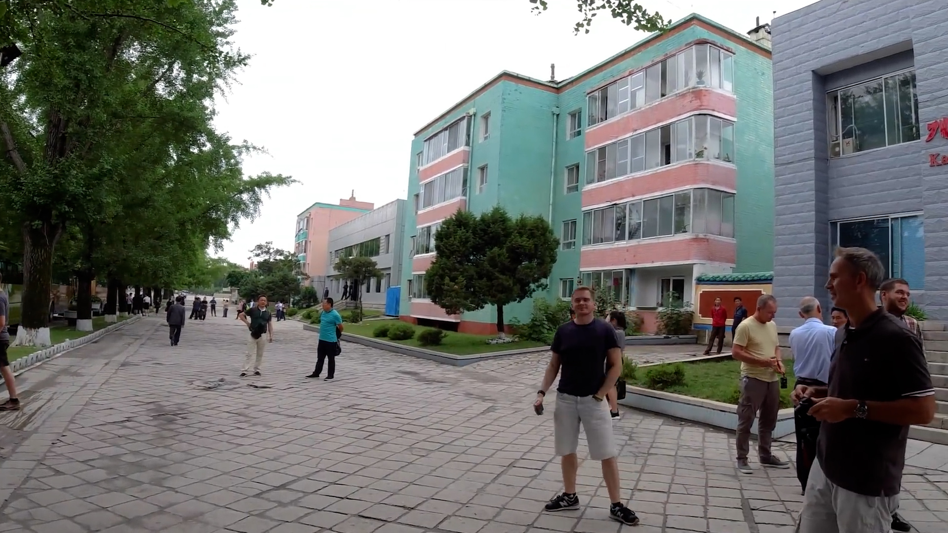 实拍朝鲜街道的情况，被美国制裁这么久，朝鲜人如今过的怎么样？