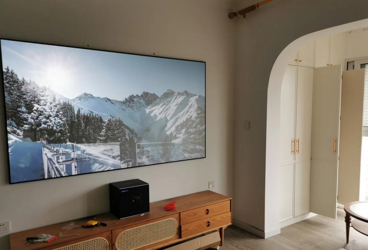 客厅比较小怎么布置沙发茶几,客厅装沙发还是地台