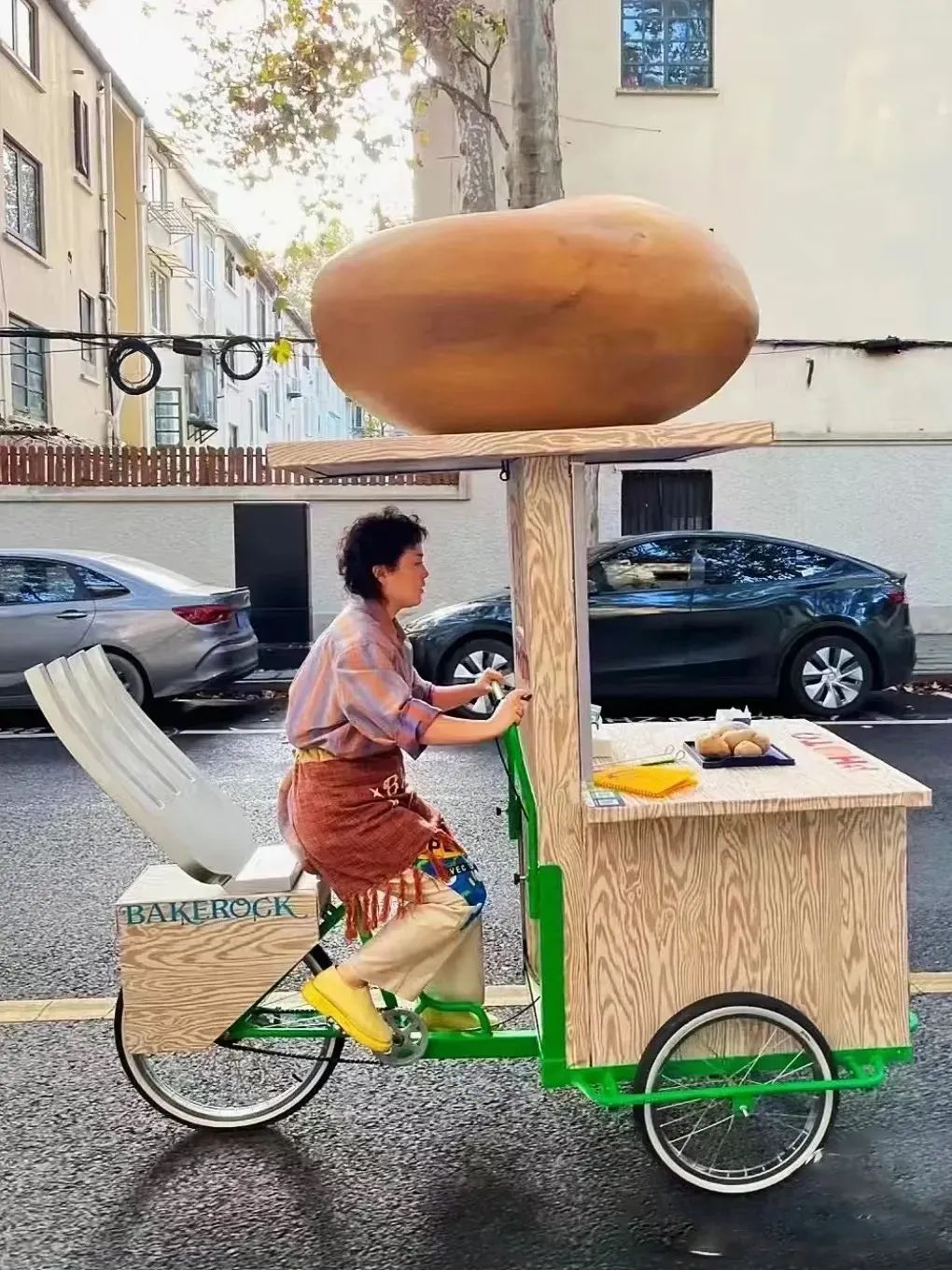 95后夫妻摆摊月入过万,摆地摊年薪百万