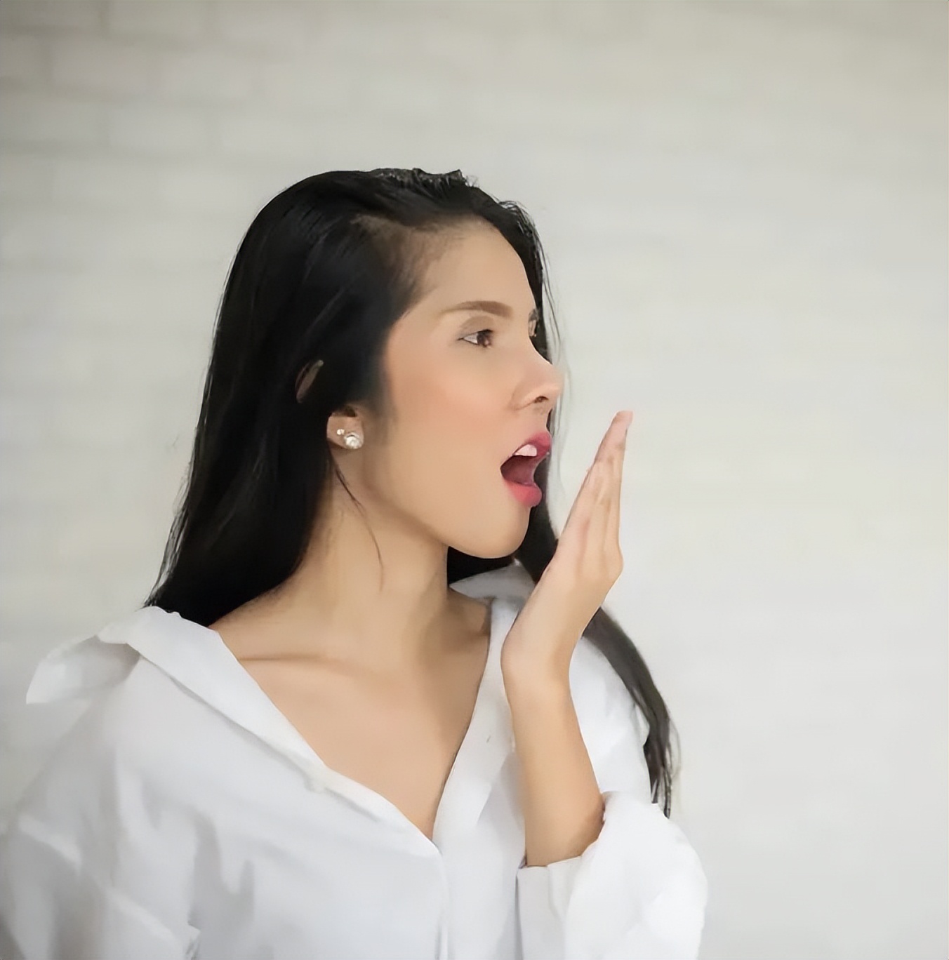 嘴巴老是粘粘的有口臭怎么回事,老是不想吃饭还口臭是什么原因