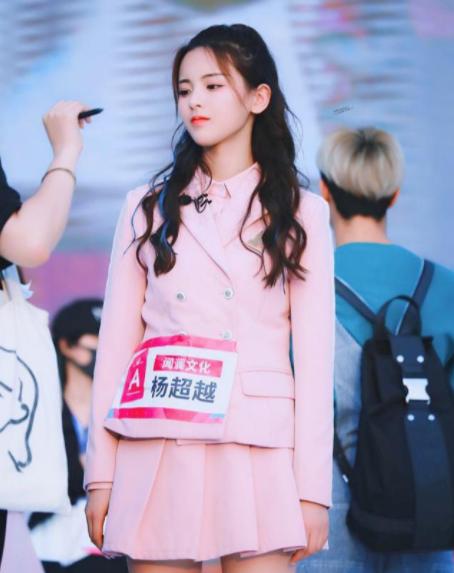 最有钱女明星刘亦菲,刘亦菲秀名贵翡翠大耳环