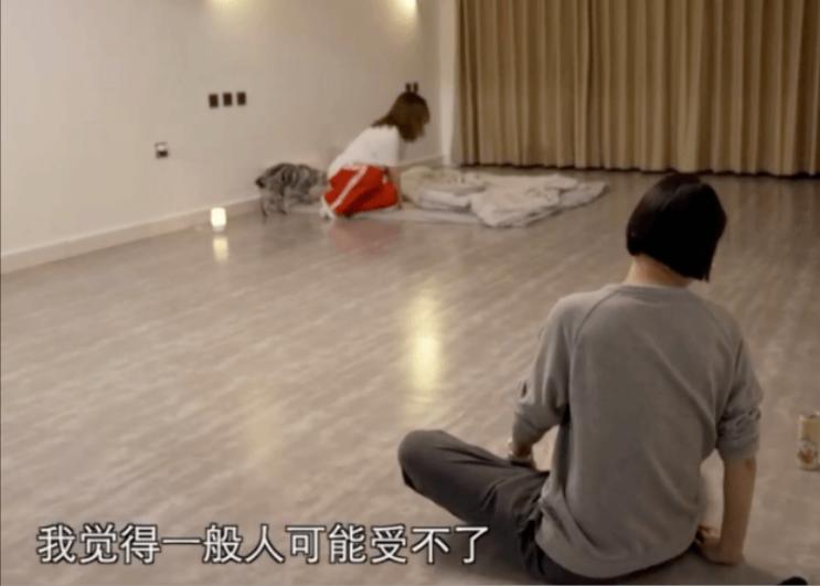 90后女孩断舍离家仅剩6件家具,80平方断舍离六件家具