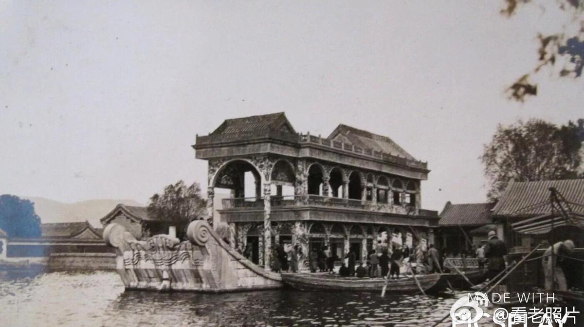 女子穿侵华日军服装摆拍新闻视频,女子身着日本侵华军装露脸