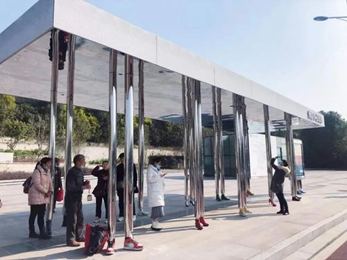 穿鞋子的公交车站你见过吗？到两江新区悦来打卡这几座文艺公交站