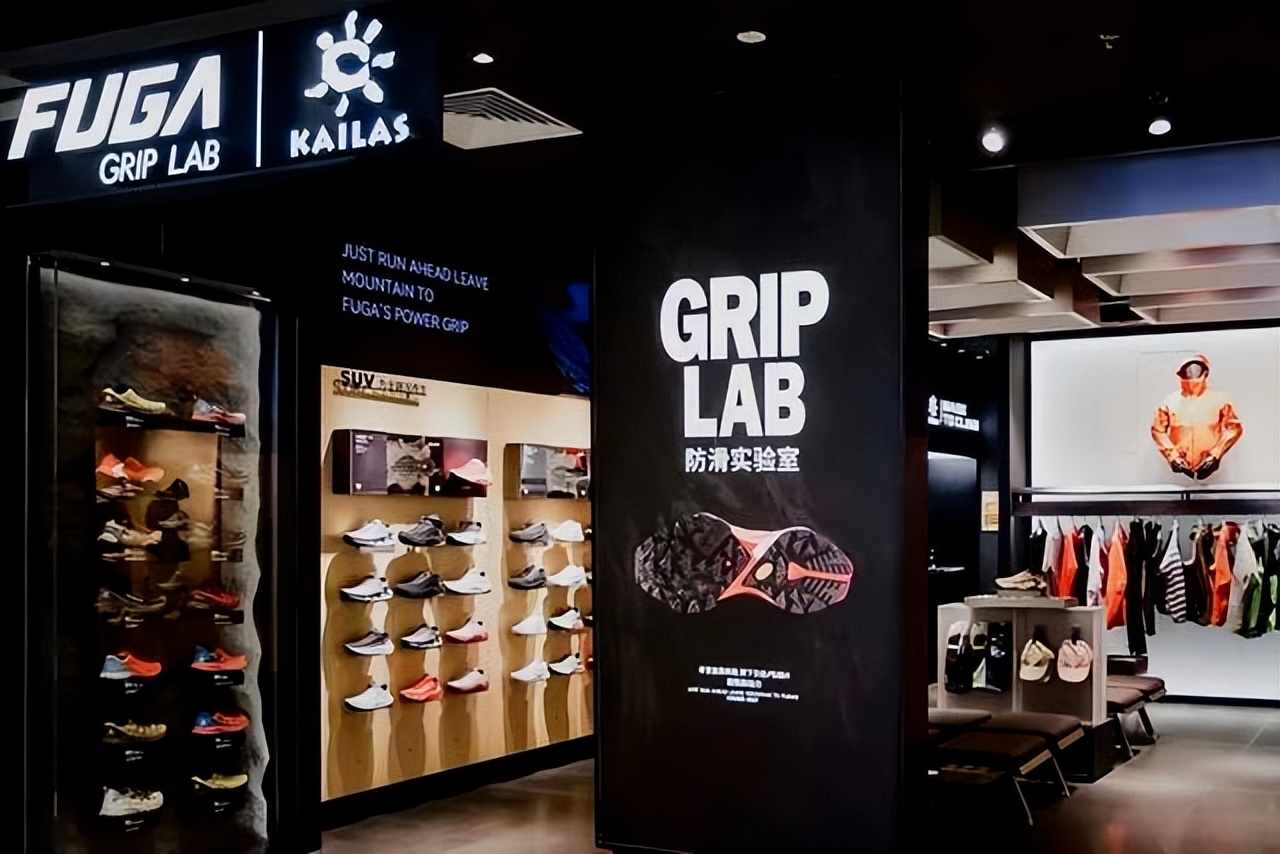 百丽推出“嘭然行动”快闪店；安踏丁氏家族套现逾百亿|鞋业要闻