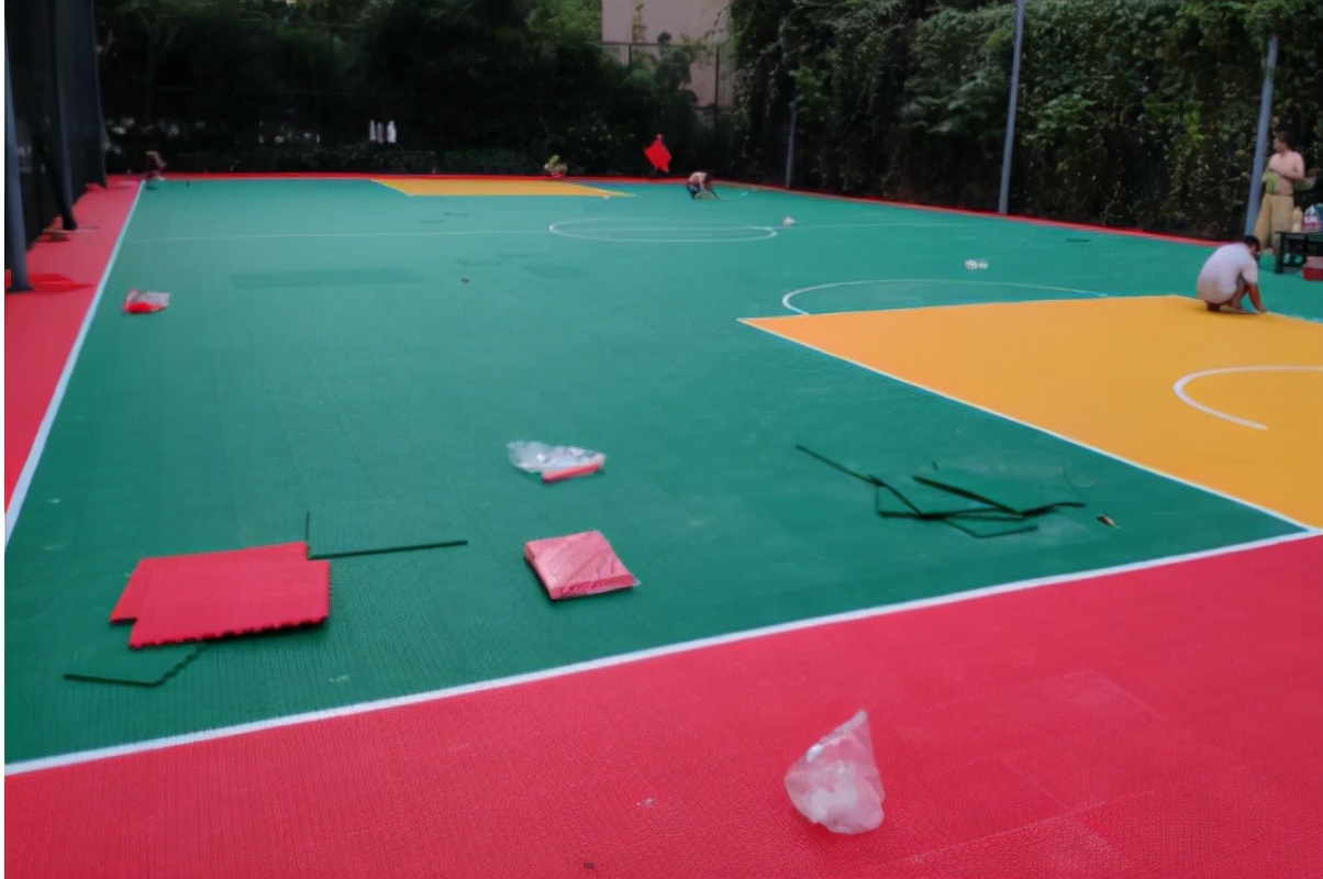 露天球场做什么漆,室外塑胶球场铺设